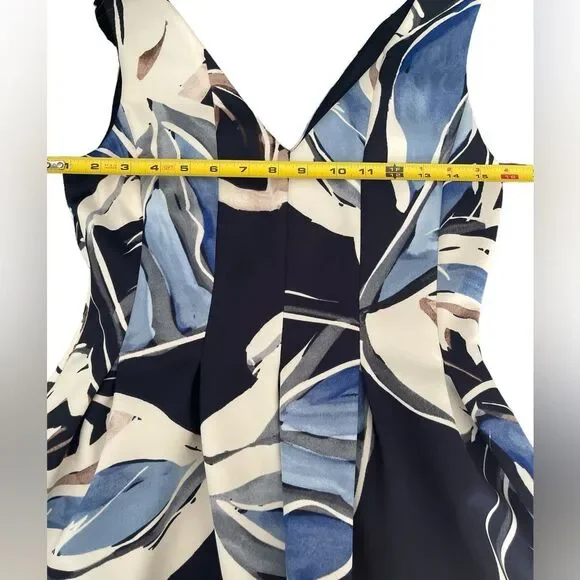 VINCE CAMUTO sleeveless floral dress. Size 6. V-neck/back. Pockets. - Picture 4 of 7